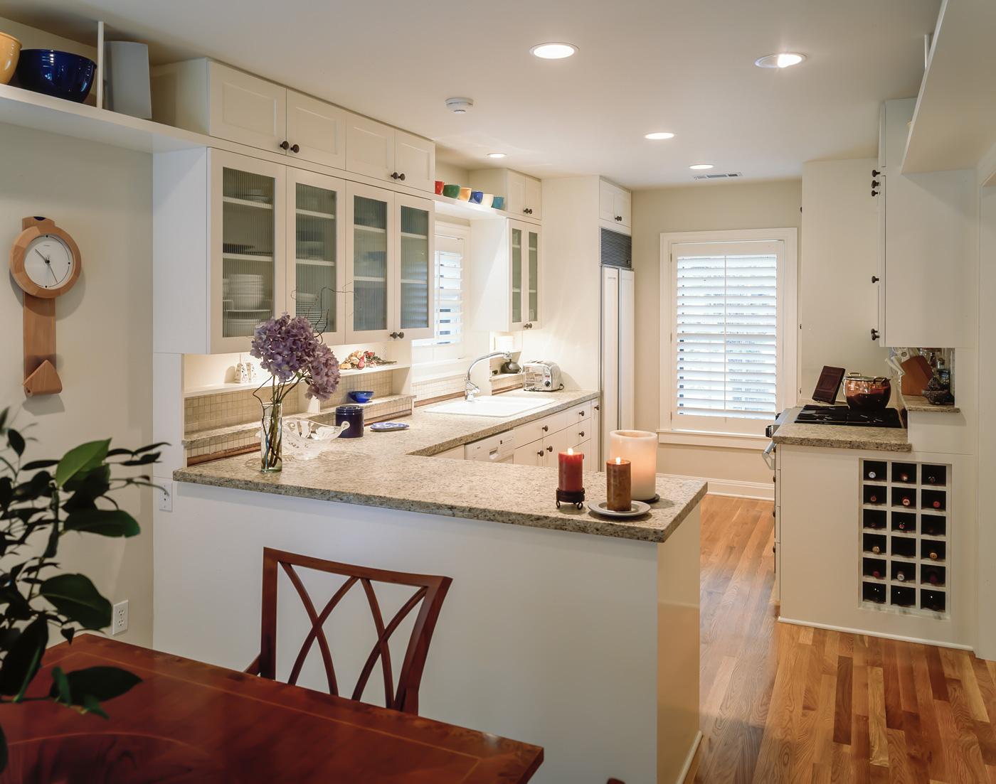 An L shaped kitchen counter.