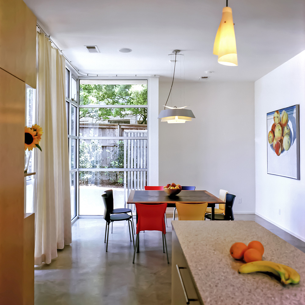 A dining room with alternating colored chairs.