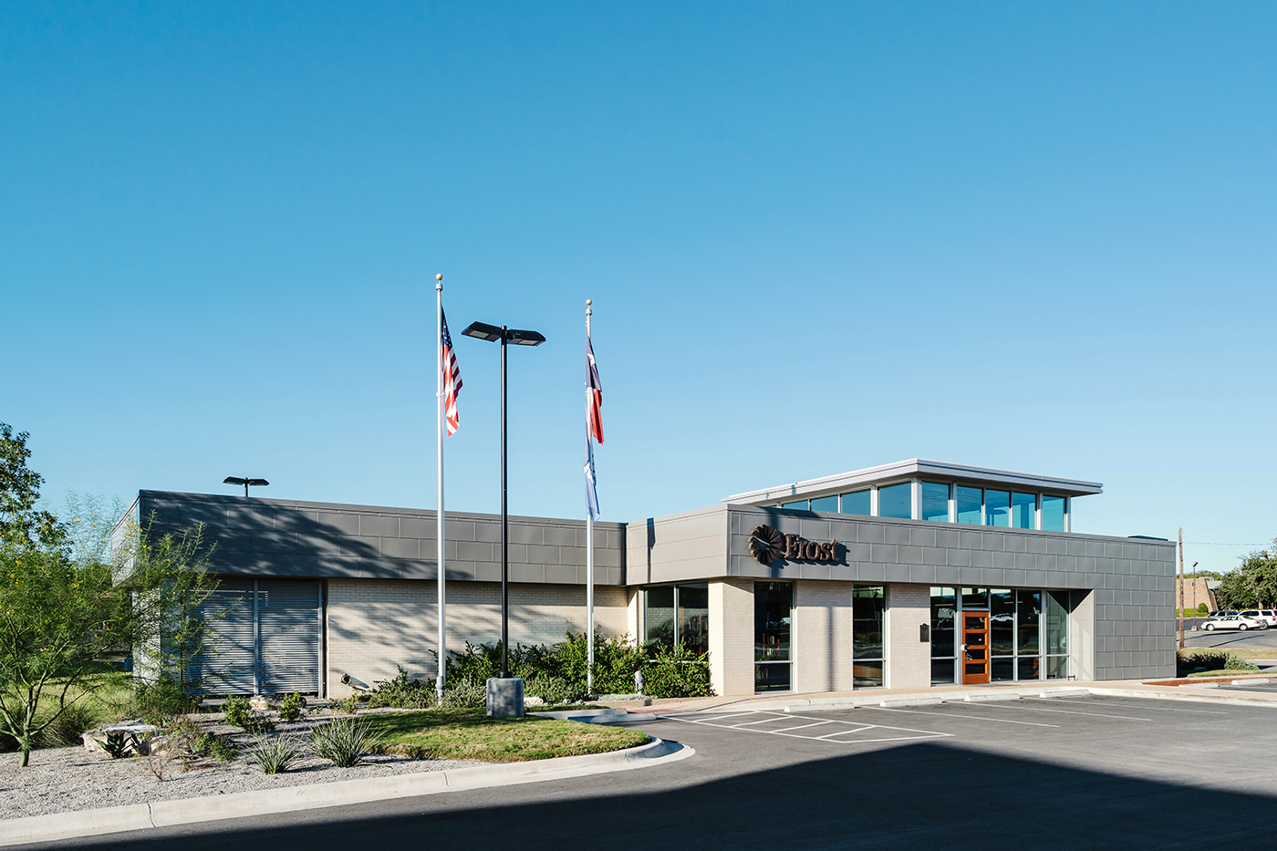 The front and parking lot of a Frost Bank.