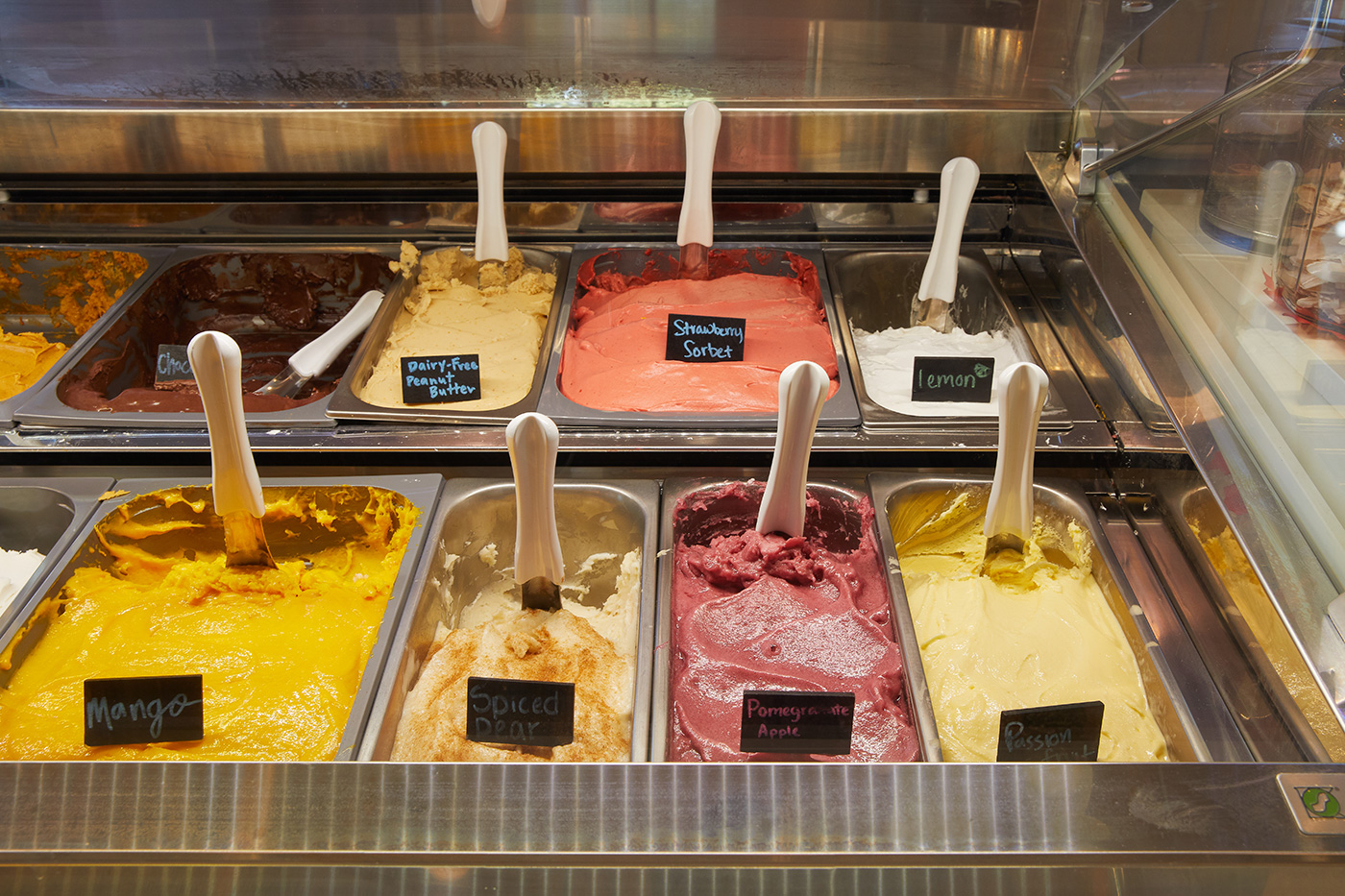 Close up of the scrumptious looking gelato flavors behind display case.